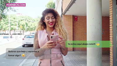 Нөхөр нь ажил хийж байхад үнэнч бус эхнэр залуу амрагаа хатуу няцлах гэж байна. Латина нь хөхтэй, том илжиг. Сугар Афродит.